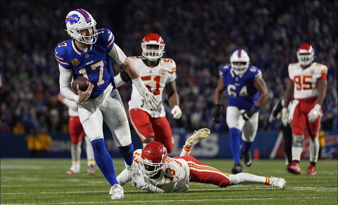 Josh Allen (17), quarterback de los Bills de Buffalo, se escurre entre defensivos de los Chiefs de Kansas City. FOTO: AP