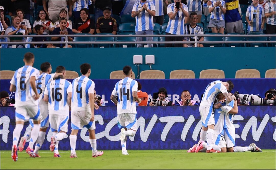 Jugadores de Argentina celebran el primer gol de Lautaro Martínez. FOTO: AP