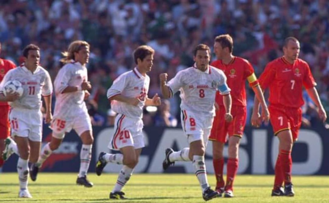 Alberto García Aspe festeja luego de que anotó el penalti que puso el 2-1 parcial ante Bélgica en el Mundial de Francia 98. Foto: @betogarciaaspe8