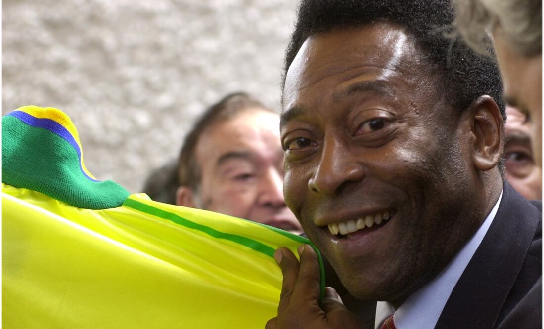 Pelé con una playera de Brasil en Pachuca / FOTO: AP