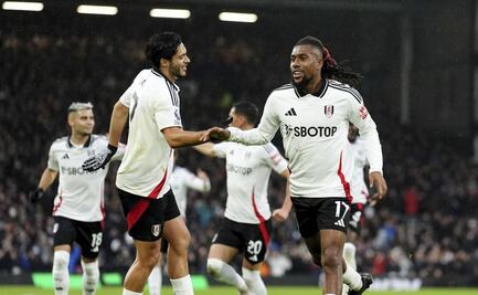 Raúl Jiménez estrella un balón en el travesaño, en la derrota del Fulham contra los Wolves