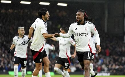 Raúl Jiménez estrella un balón en el travesaño, en la derrota del Fulham contra los Wolves