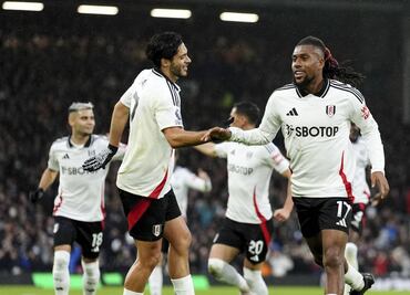 Raúl Jiménez estrella un balón en el travesaño, en la derrota del Fulham contra los Wolves