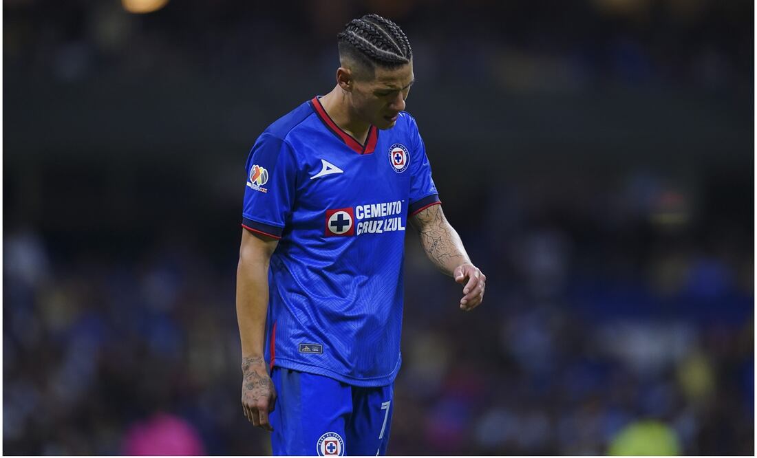 Uriel Antuna de Cruz Azul lamentándose - Foto: Imago7