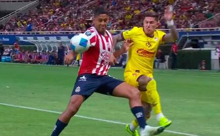 América reclama un penalti claro por una mano de Luis Romo ¡Chivas se salvó!