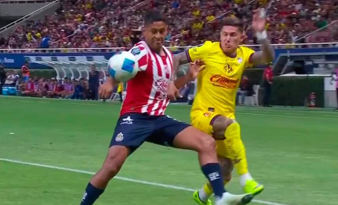 Luis Romo tocó el balón con la mano dentro del área, pero no marcaron penalti en favor de América ante Chivas. Foto: Especial