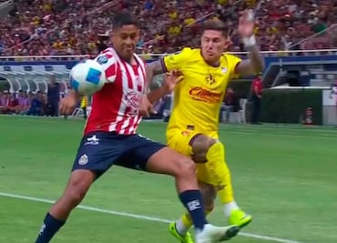 América reclama un penalti claro por una mano de Luis Romo ¡Chivas se salvó!