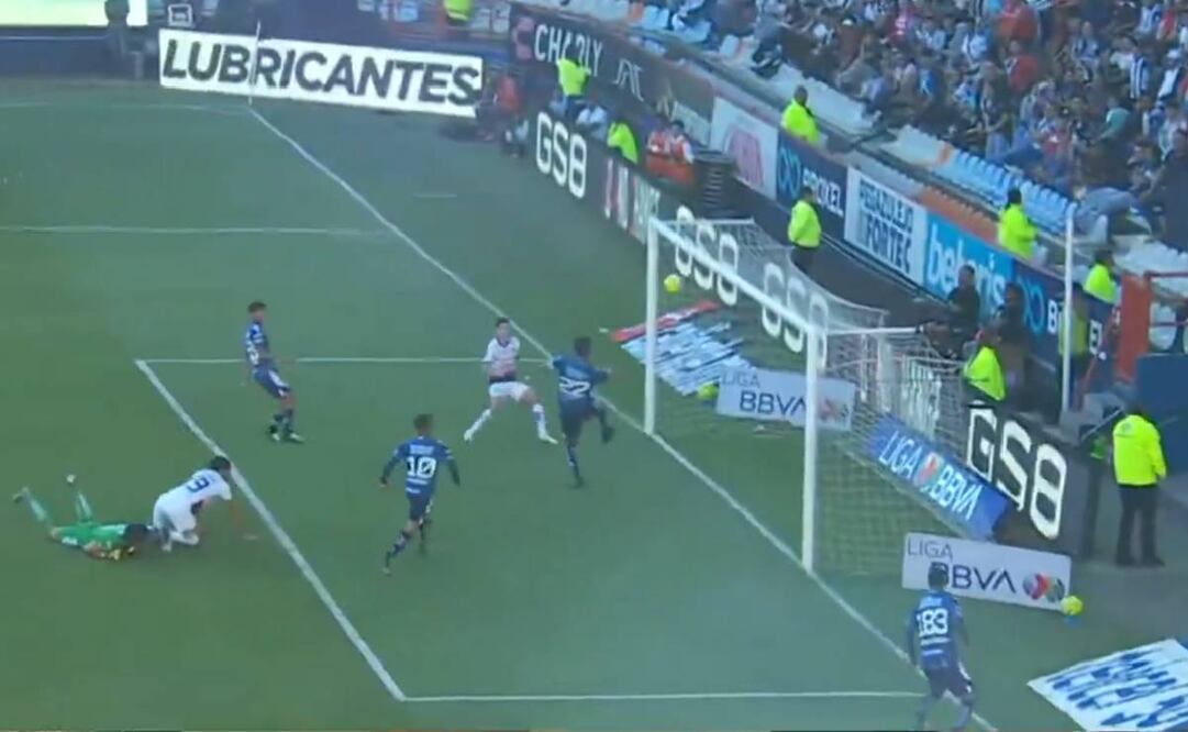 Alan Mozo sacó un centro y provocó el autogol de Gustavo Cabral para adelantar a Chivas ante Pachuca. Foto: Especial