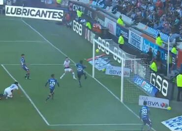 Chivas se adelantó en el marcador luego de un tremendo oso del portero y defensas del Pachuca