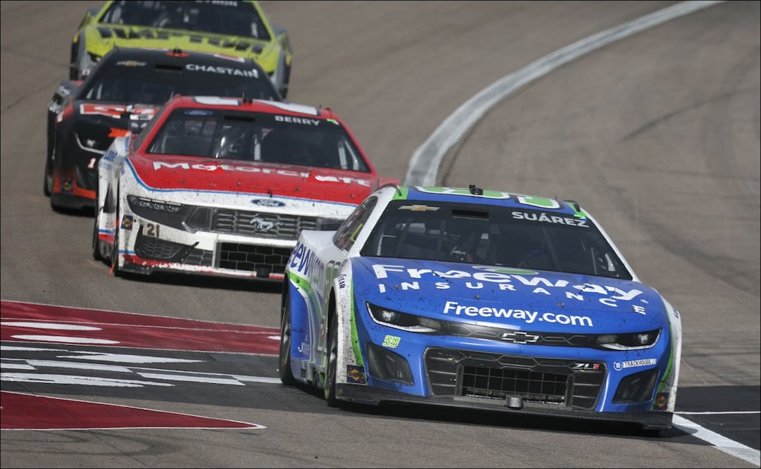 Daniel Suárez conduce su auto durante la competencia de Nascar en Las Vegas. FOTO: AFP