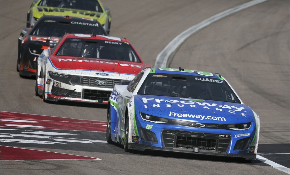 Daniel Suárez conduce su auto durante la competencia de Nascar en Las Vegas. FOTO: AFP