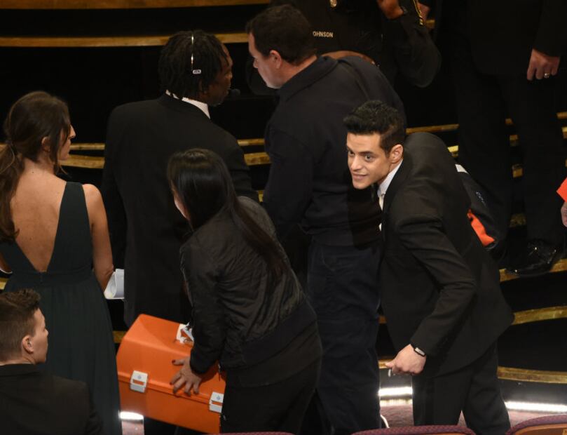 Rami Malek sufre caída tras recibir su Óscar