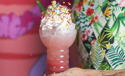 Celebra el Mes del Orgullo Gay con coloridos cócteles 