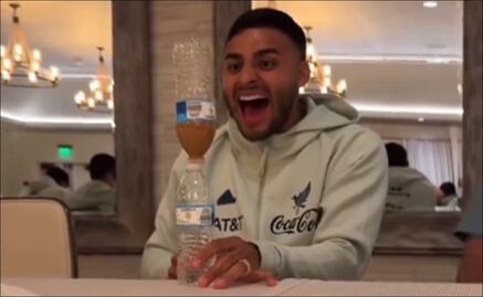 VIDEO: ¡Qué crack! Alexis Vega sorprende a sus compañeros de Selección Mexicana con truco de botellas