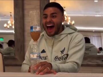 VIDEO: ¡Qué crack! Alexis Vega sorprende a sus compañeros de Selección Mexicana con truco de botellas