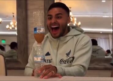 VIDEO: ¡Qué crack! Alexis Vega sorprende a sus compañeros de Selección Mexicana con truco de botellas