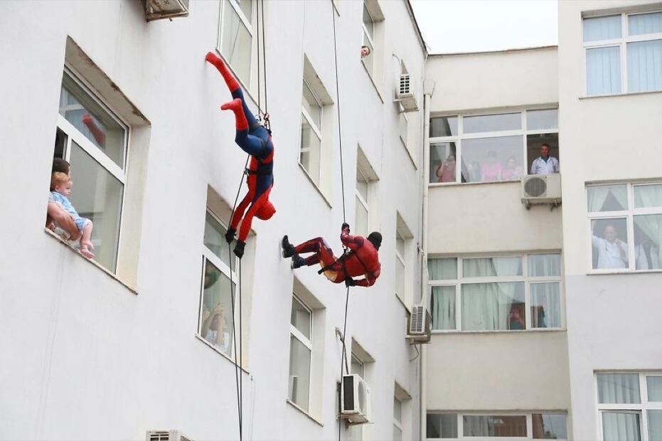 ¡Acciones admirables! Policías que fueron los superhéroes favoritos de estos niños