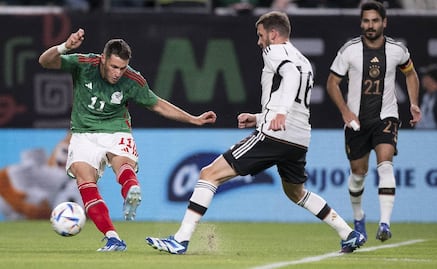 Santiago Giménez se quedó a centímetros de abrir el marcador ante Alemania VIDEO