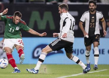 Santiago Giménez se quedó a centímetros de abrir el marcador ante Alemania VIDEO