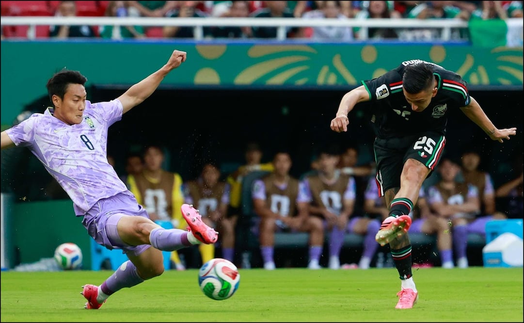 Roberto Alvarado dispara a puerta durante el juego entre México y Corea del Sur en el Estadio Guadalajara. FOTO: Diego Simón Sánchez | EL UNIVERSAL