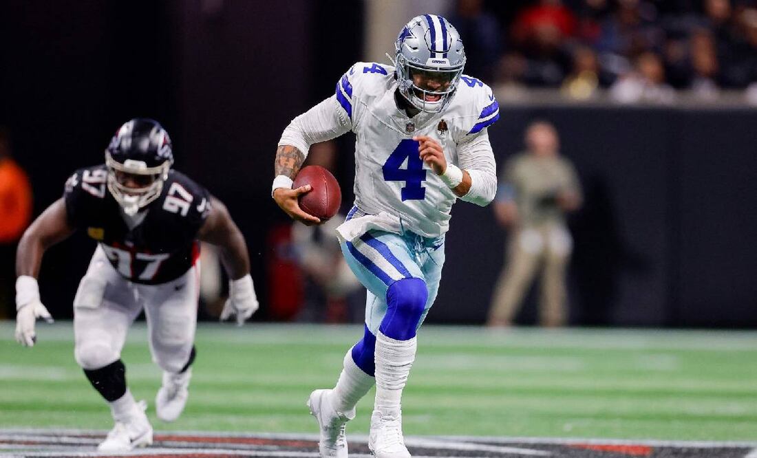 Dak Prescott, QB de los Cowboys, acarrea el ovoide en el partido ante los Falcons. FOTO: AFP