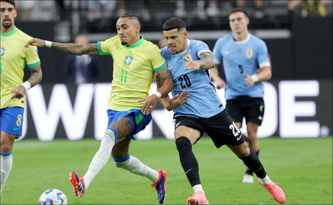 Raphinha, de Brasil, disputa la pelota con Maximiliano Araujo, de Uruguay. FOTO: EFE