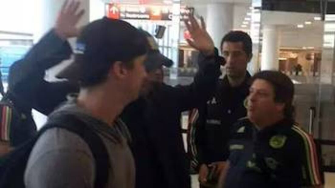 El Piojo Herrera intentó golpear a Christian Martinoli en el aeropuerto de Filadelfia en 2015. Foto: Especial