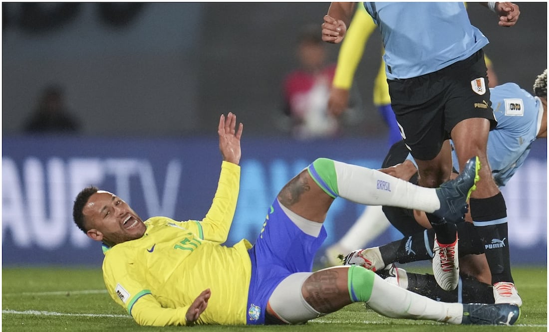 Neymar sufrió una fuerte lesión ante Uruguay - AP