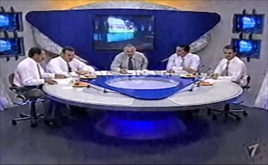 Marco Tolama, en el extremo izquierdo, participa en uno de los programas de Los Protagonistas en 2002. FOTO: Captura