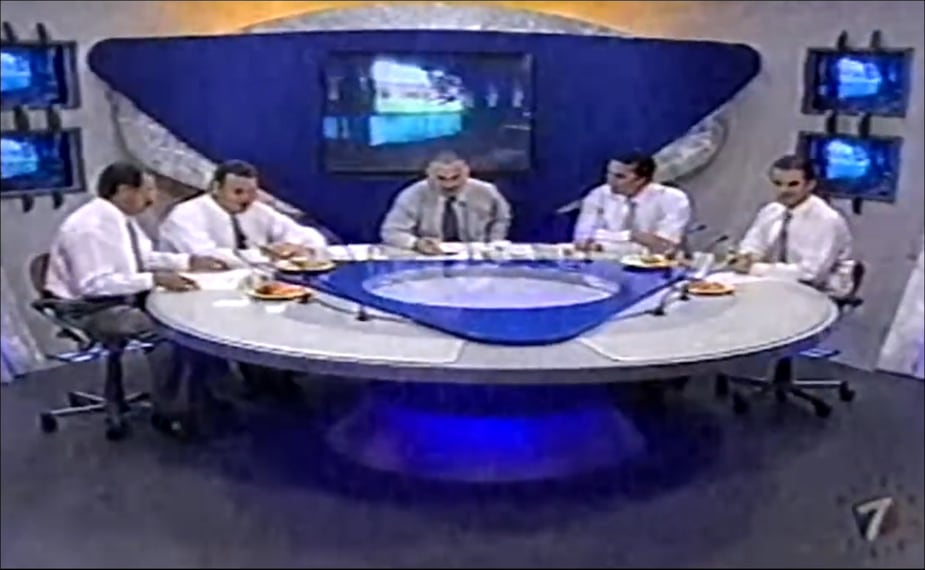 Marco Tolama, en el extremo izquierdo, participa en uno de los programas de Los Protagonistas en 2002. FOTO: Captura
