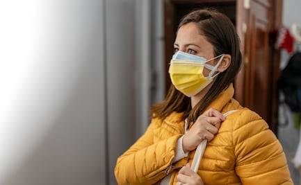 Usar doble cubrebocas por la amenaza de las nuevas variantes del Covid