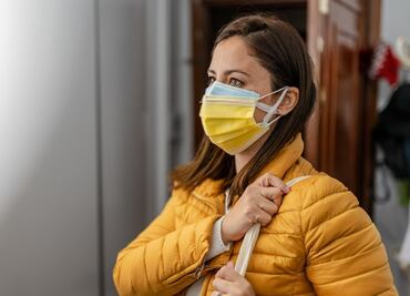 Usar doble cubrebocas por la amenaza de las nuevas variantes del Covid