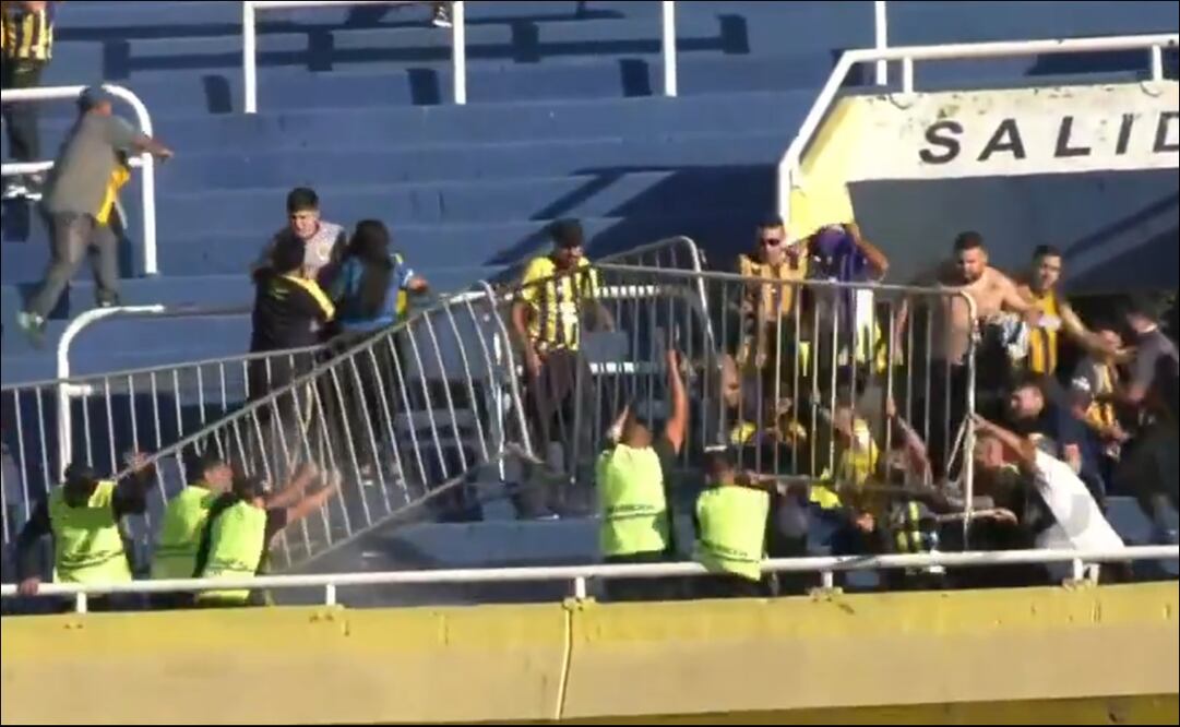 Aficionados de Rosario Central arrojaron vallas metálicas a los de Peñarol - Foto: Captura de pantalla