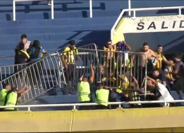 VIDEO: Aficionados de Rosario Central arrojaron vallas metálicas a los de Peñarol