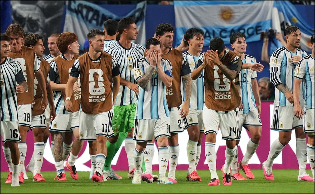 Lionel Messi y sus compañeros reaccionan durante el partido entre Argentina y Cabo Verde. FOTO: AP