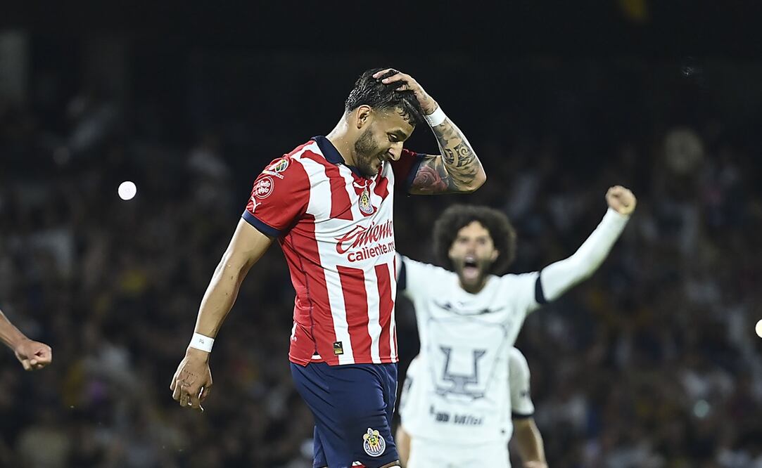 Alexis Vega luego de fallar un penal ante Pumas con las Chivas / FOTO: Imago7