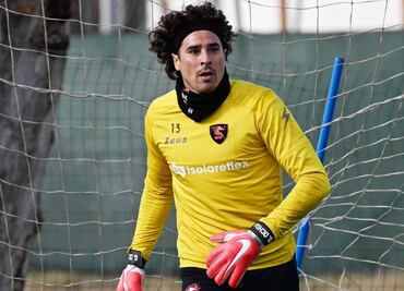 Guillermo Ochoa está borrado en la Salernitana y no salió a la banca en el empate ante el Sassuolo
