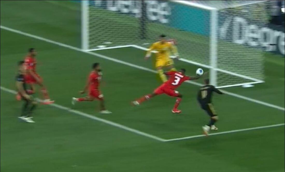 José Córdoba mete la mano en la trayectoria del balón en los últimos minutos de la Final entre México y Panamá. FOTO: Captura