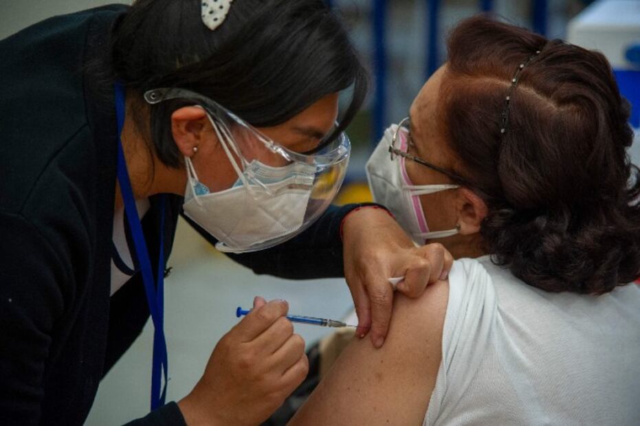 Si me vacuno contra la Covid-19, ¿puedo contagiarme e infectar a otros?