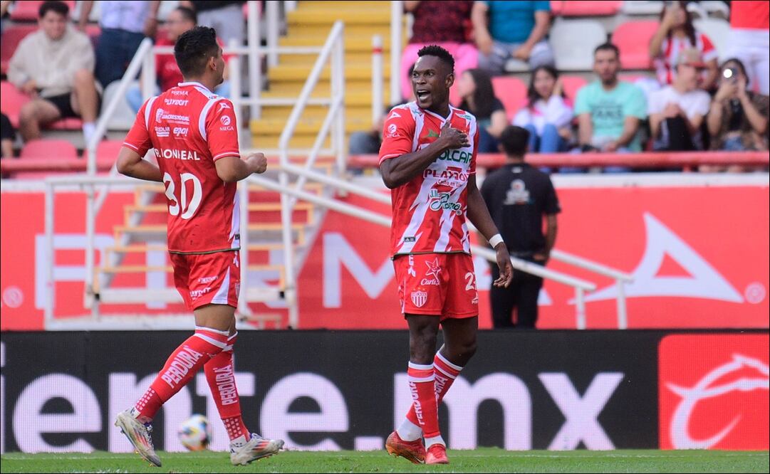 Jugadores del Necaxa celebran uno de los cuatro goles ante el Puebla. FOTO: Imago7