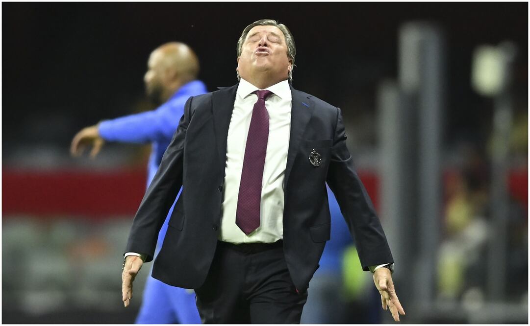 Miguel Herrera lamentándose con Xolos en el Estadio Azteca / FOTO: Imago7