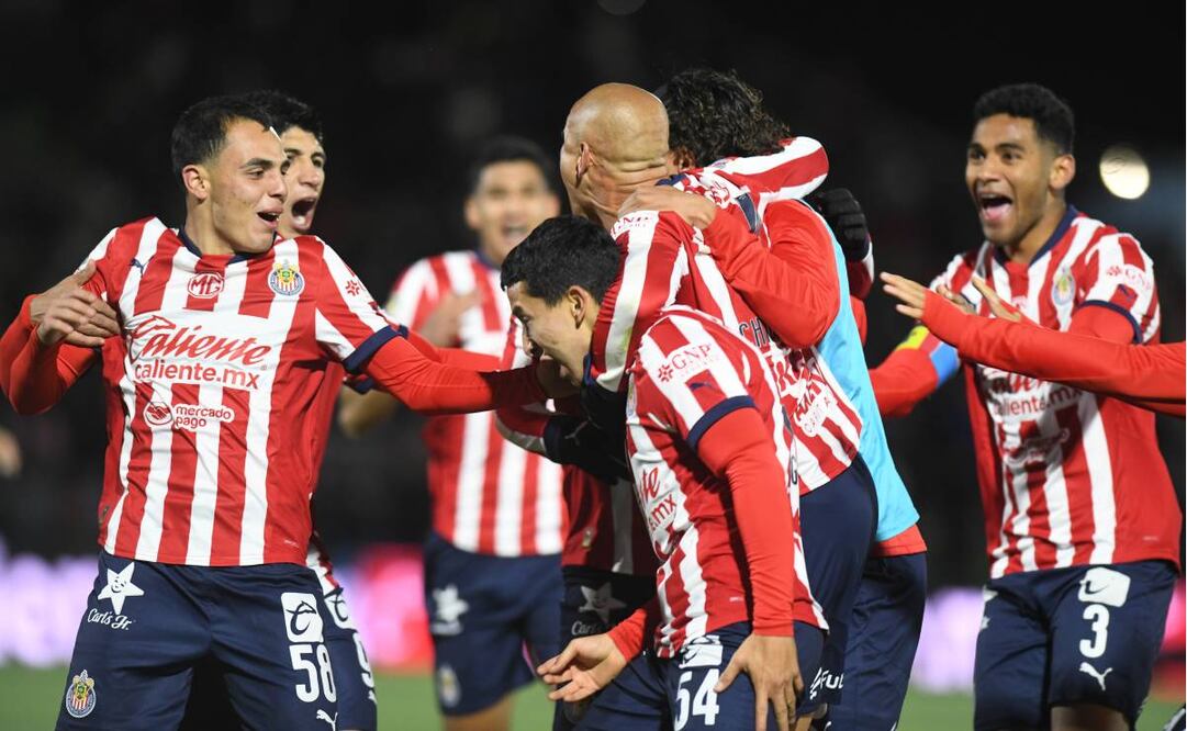 Chicharito felicita a Miguel Gómez luego del gol que le dio el empate a Chivas ante Juárez. Foto: Imago7