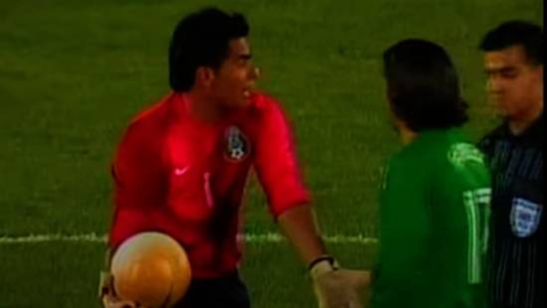 Oswaldo Sánchez reclamó al árbitro que escuchó un silbatazo. Foto: Especial