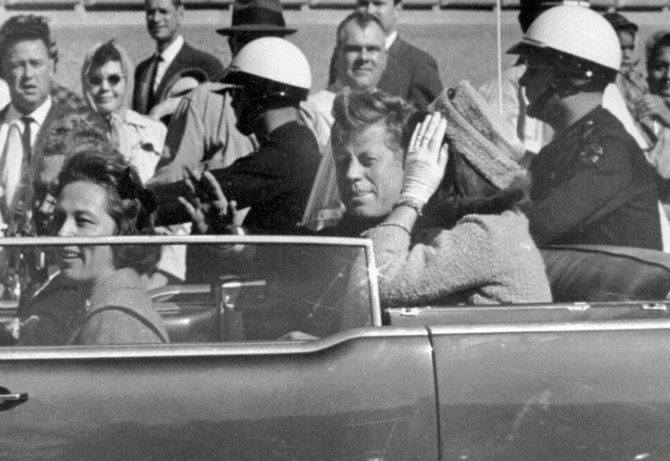 Fue en 1963 cuando el mandatario norteamericano recibió un impacto de bala en la cabeza que le quitó la vida, mientras realizaba una visita por el estado de Texas. El responsable, Lee Harvey Oswald, fue detenido casi una hora después del magnicidio. (Foto: AP)