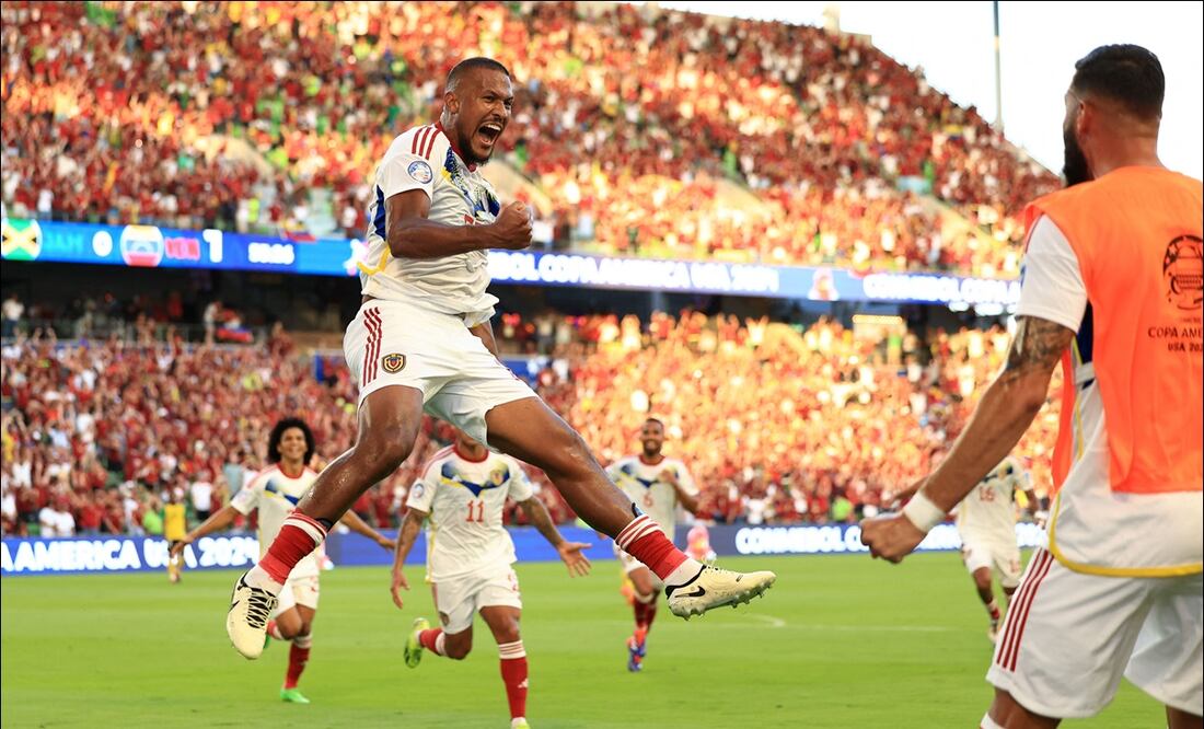 Salomón Rondón celebra el segundo gol ante Jamaica. FOTO: AFP