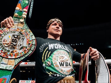 Periodista asegura que Canelo Álvarez "está huyendo" de David Benavidez