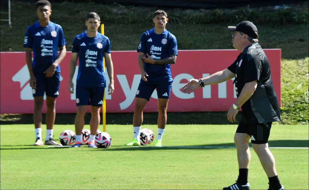 Miguel Herrera dirige el entrenamiento de la Selección de Costa Rica. FOTO: AFP