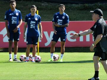 Piojo Herrera recibió duras criticas tras su debut con derrota como DT de Costa Rica