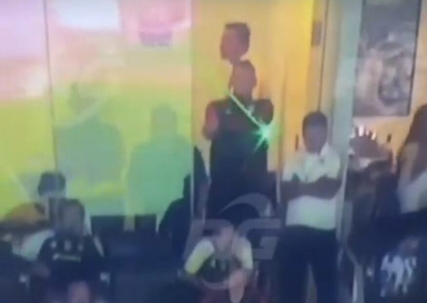 Nahuel Guzmán usó un rayó láser en un duelo ante Rayados. FOTO: Captura