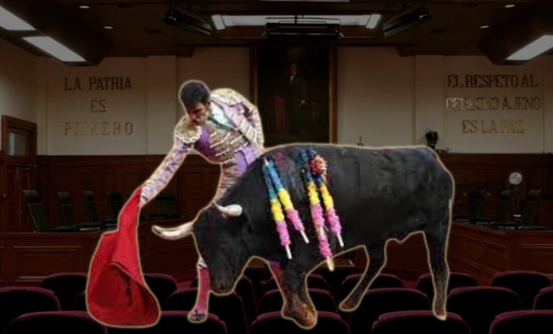 Torero haciendo una entrada con fondo de la Suprema Corte de Justicia / FOTO: Internas